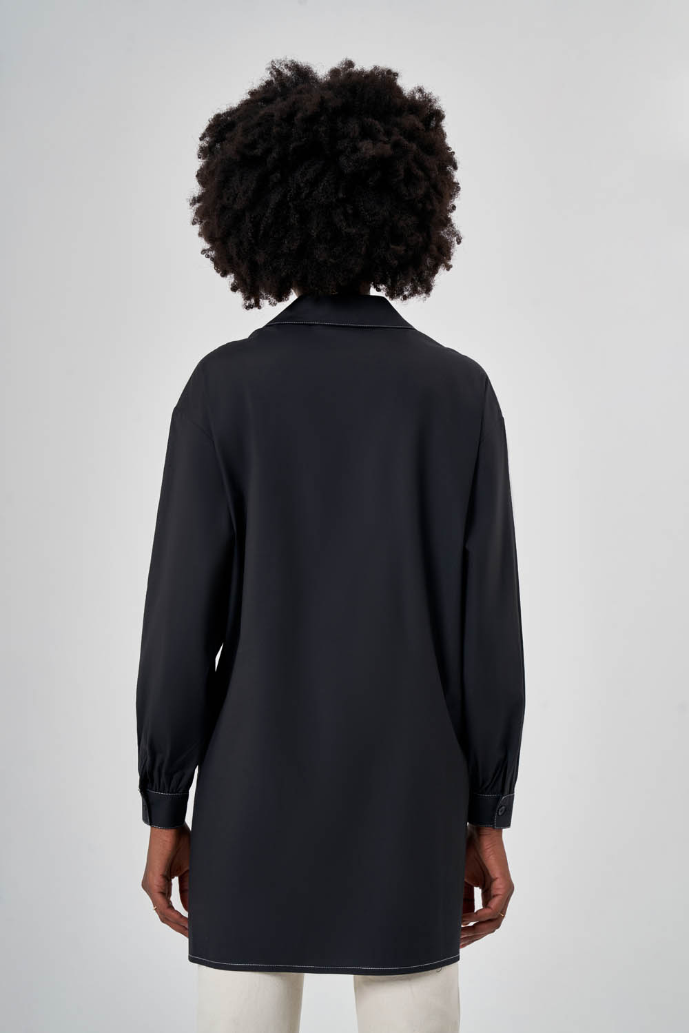 Mizalle Dikiş Detaylı Arkası Uzun Siyah Gömlek