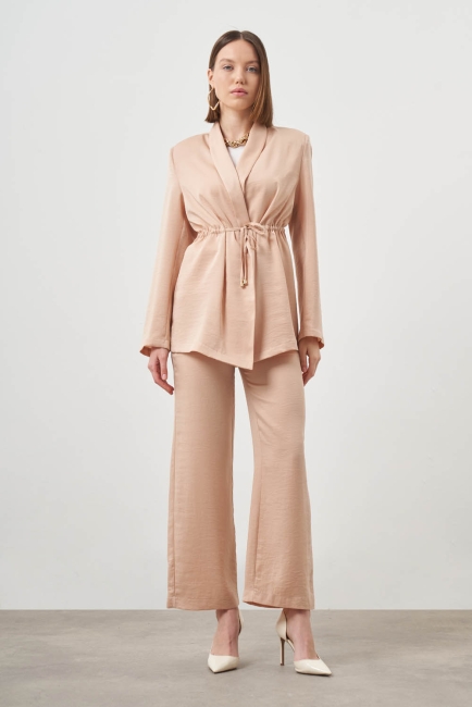 Mizalle - Mizalle Büzgülü İp Detaylı Bej Rengi Saten Ceket