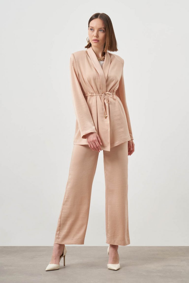 Mizalle Büzgülü İp Detaylı Bej Rengi Saten Ceket - Mizalle