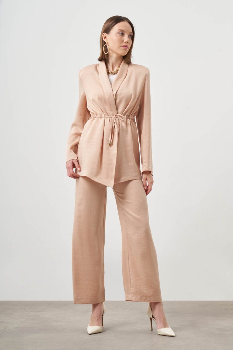 Mizalle Büzgülü İp Detaylı Bej Rengi Saten Ceket - Mizalle