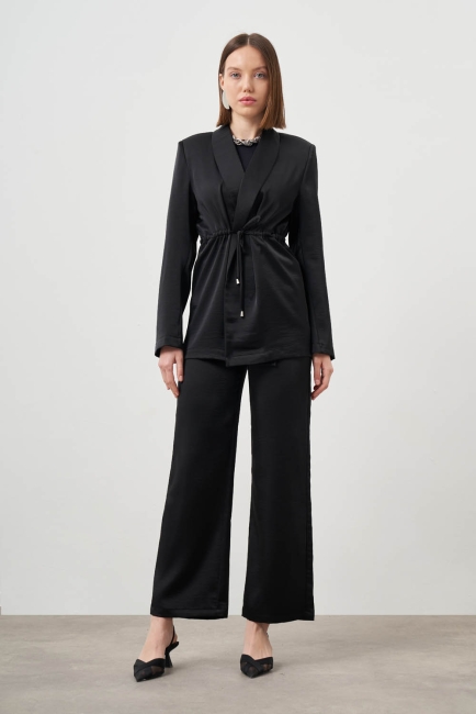 Mizalle - Mizalle Büzgülü İp Detaylı Siyah Saten Ceket Mizalle - Mizalle Büzgülü İp Detaylı Siyah Saten Ceket