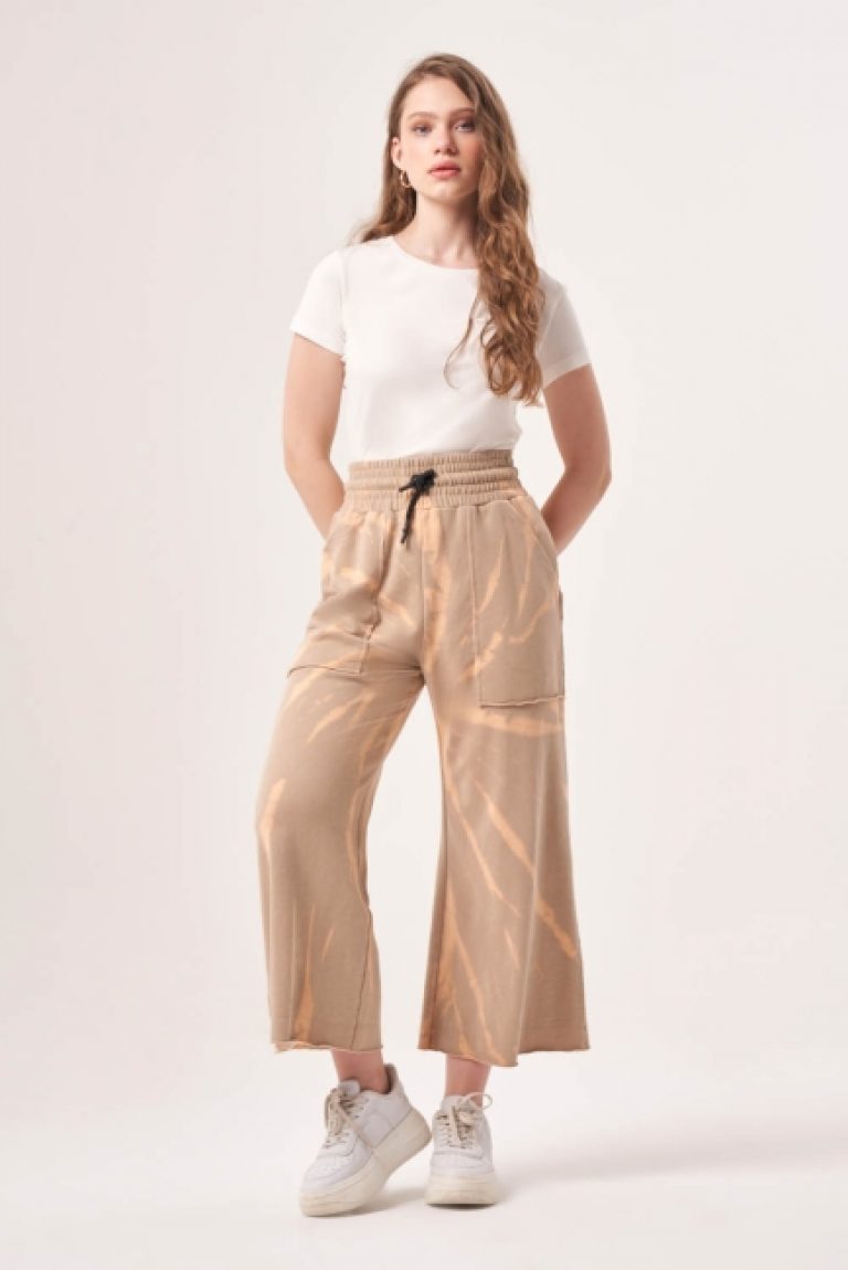 Mizalle Rahat Kesim Kesik Paça Geniş Cepli Bej Batik Renkli Jogger Pantolon - Mizalle