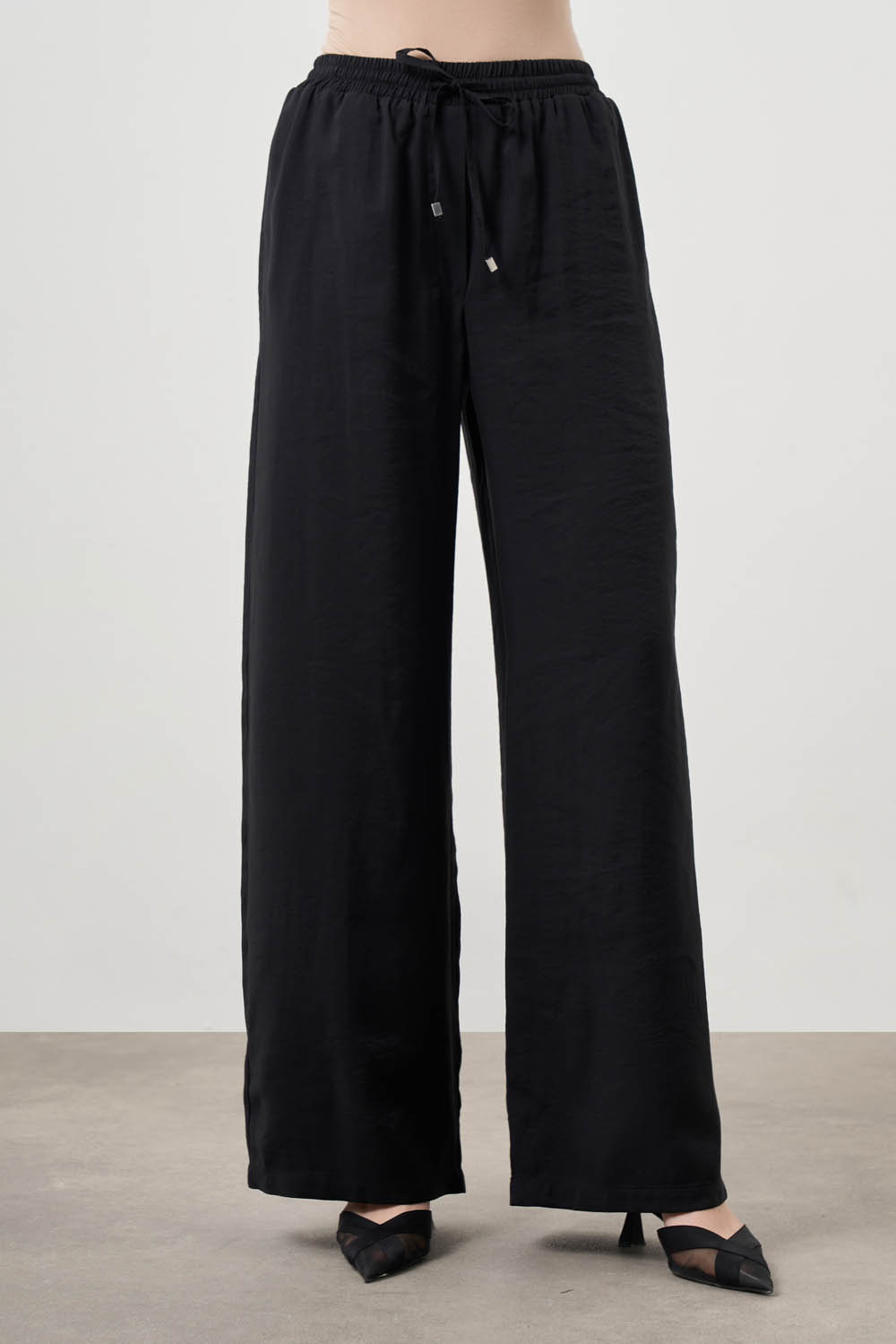 Mizalle Beli Bağcıklı Geniş Paça Modal Karışımlı Siyah Pantolon - 1