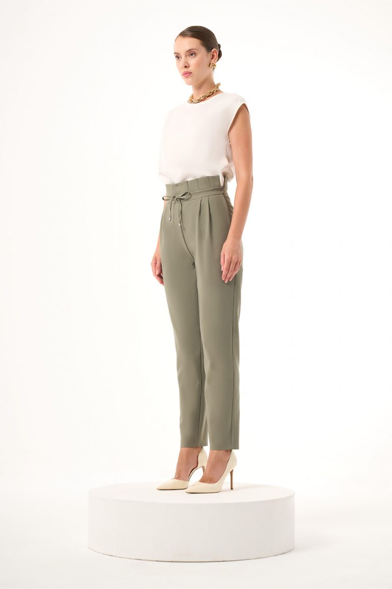 Mizalle Beli Bağcıklı Pileli Haki Havuç Pantolon - Mizalle