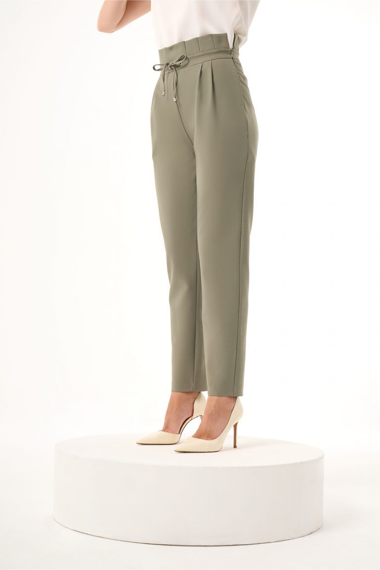 Mizalle Beli Bağcıklı Pileli Haki Havuç Pantolon - Mizalle
