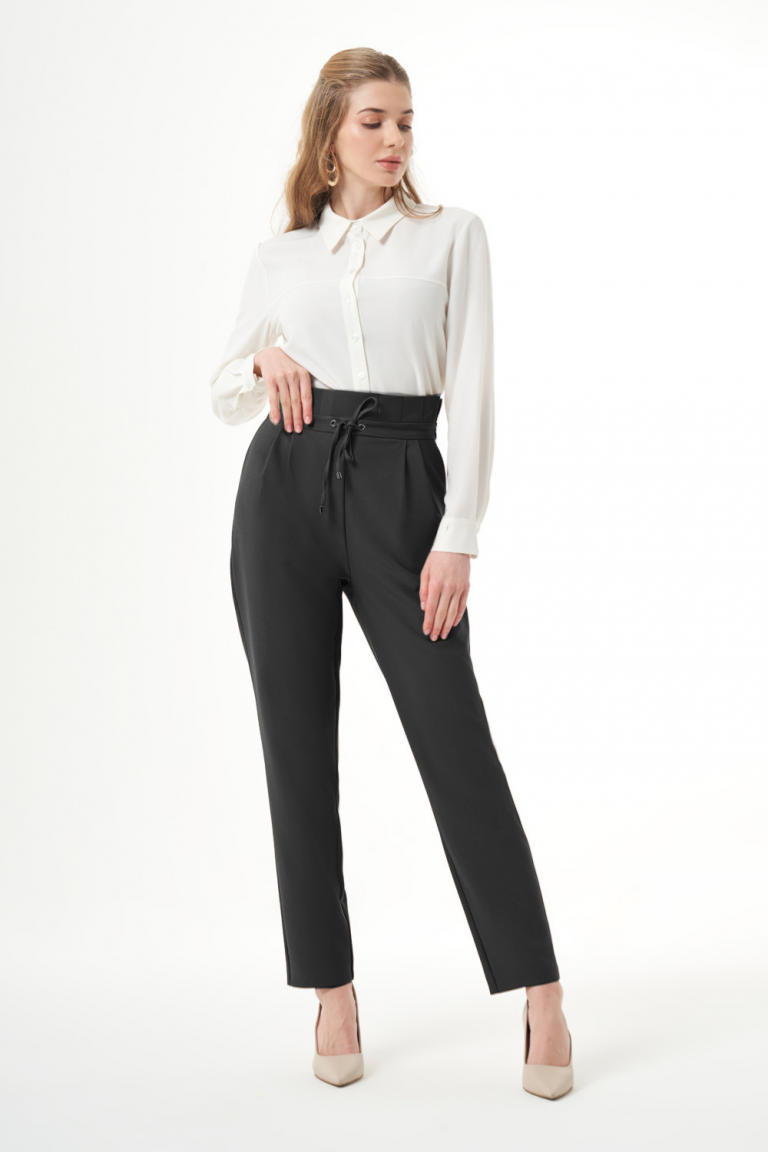 Mizalle Beli Bağcıklı Pileli Siyah Havuç Pantolon - Mizalle