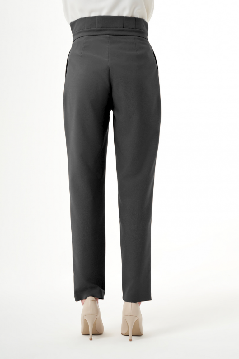 Mizalle Beli Bağcıklı Pileli Siyah Havuç Pantolon - Mizalle