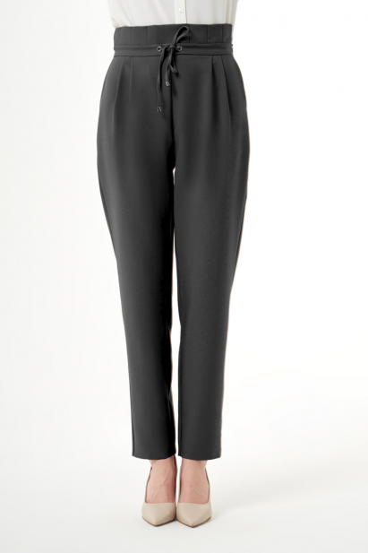 Mizalle Beli Bağcıklı Pileli Siyah Havuç Pantolon - Mizalle