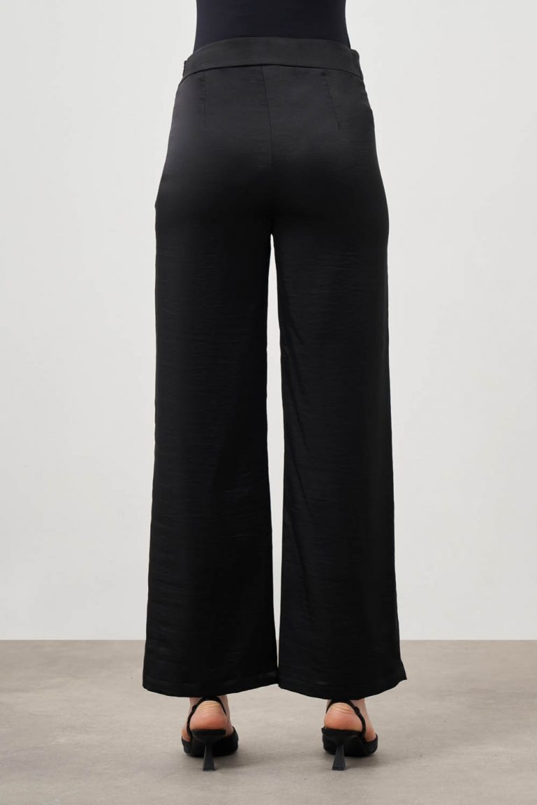 Mizalle Bol Kısa Paçalı Siyah Saten Pantolon - Mizalle