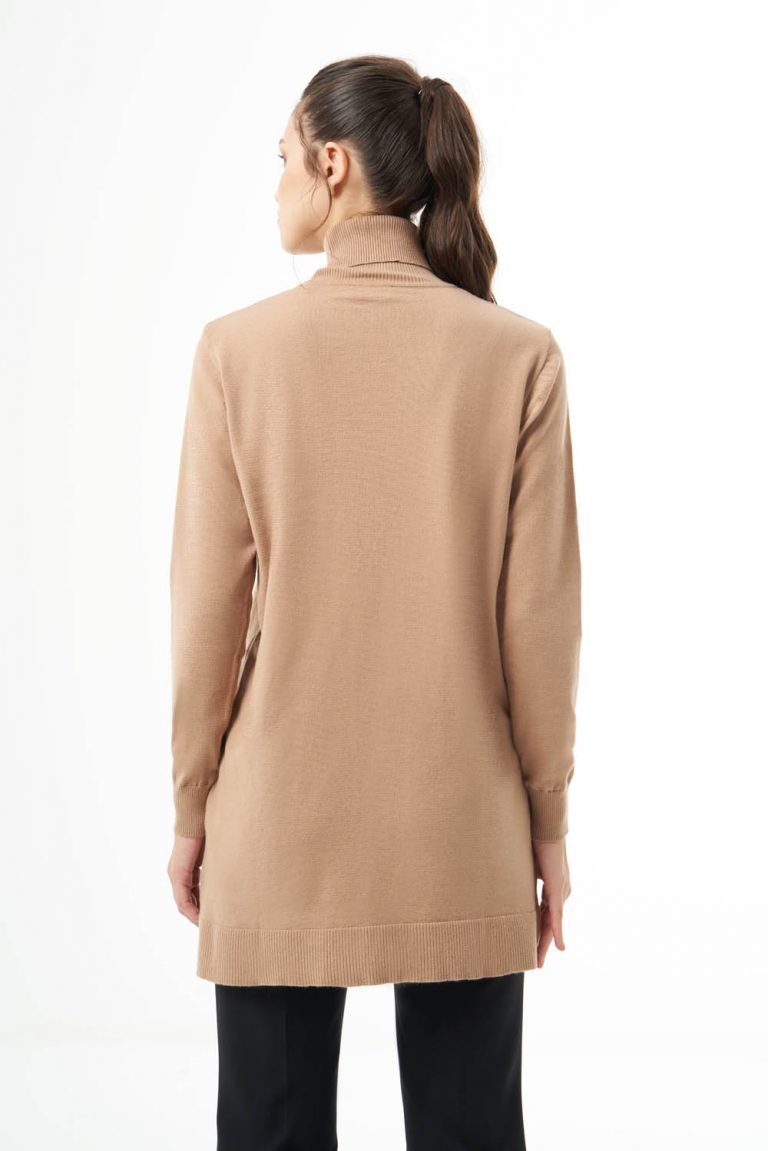 Mizalle Balıkçı Yaka Broş Detaylı Camel Uzun Triko Kazak - Mizalle