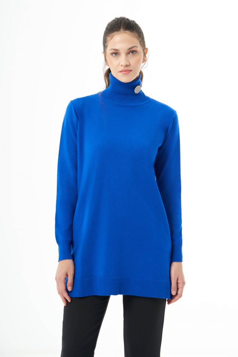 Mizalle Balıkçı Yaka Broş Detaylı Saks Mavi Uzun Triko Kazak - Mizalle