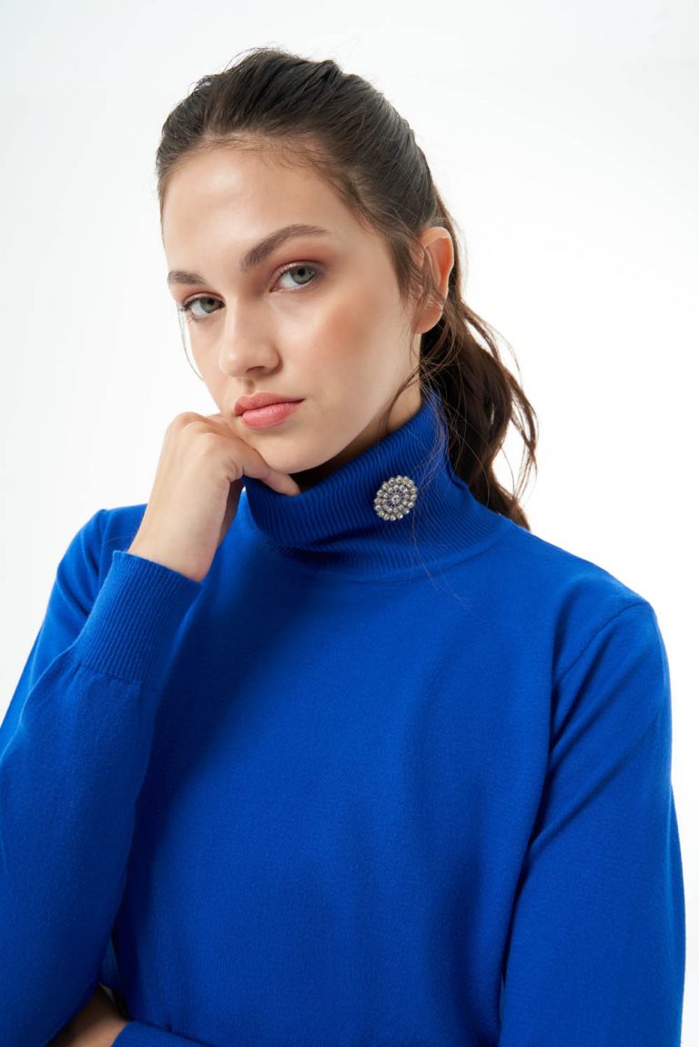 Mizalle Balıkçı Yaka Broş Detaylı Saks Mavi Uzun Triko Kazak - Mizalle