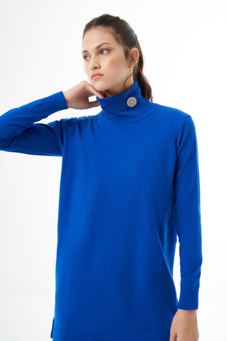 Mizalle Balıkçı Yaka Broş Detaylı Saks Mavi Uzun Triko Kazak - Mizalle