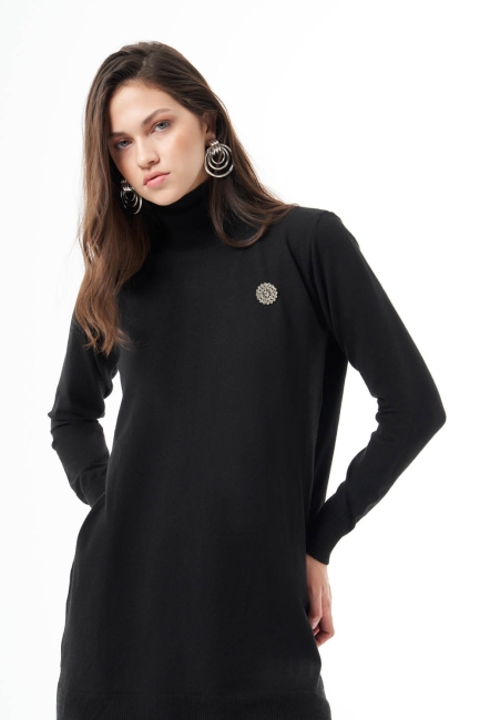 Mizalle - Mizalle Balıkçı Yaka Broş Detaylı Siyah Uzun Triko Kazak Mizalle - Mizalle Balıkçı Yaka Broş Detaylı Siyah Uzun Triko Kazak