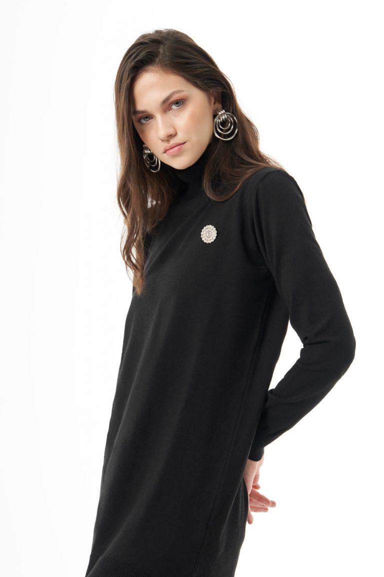 Mizalle Balıkçı Yaka Broş Detaylı Siyah Uzun Triko Kazak - Mizalle