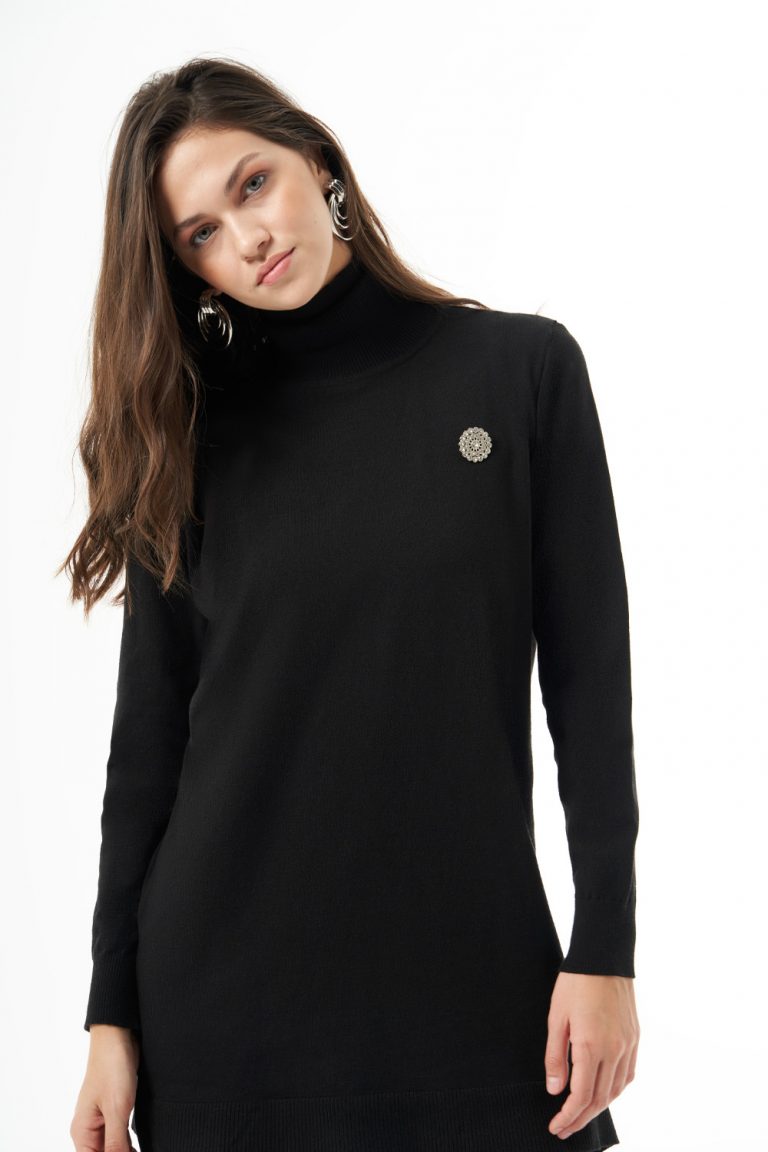 Mizalle Balıkçı Yaka Broş Detaylı Siyah Uzun Triko Kazak - Mizalle