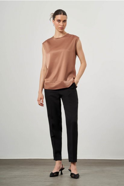 Mizalle Kolsuz Yuvarlak Yaka Bej Rengi Saten Dökümlü Bluz - Mizalle