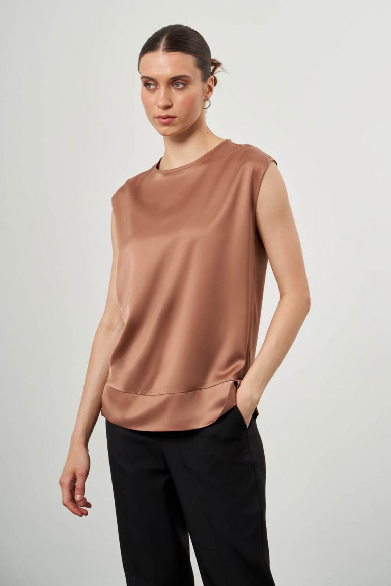 Mizalle Kolsuz Yuvarlak Yaka Bej Rengi Saten Dökümlü Bluz - Mizalle