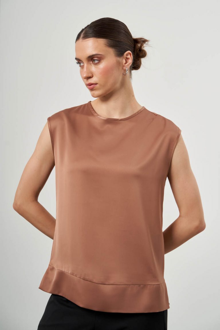 Mizalle Kolsuz Yuvarlak Yaka Bej Rengi Saten Dökümlü Bluz - Mizalle