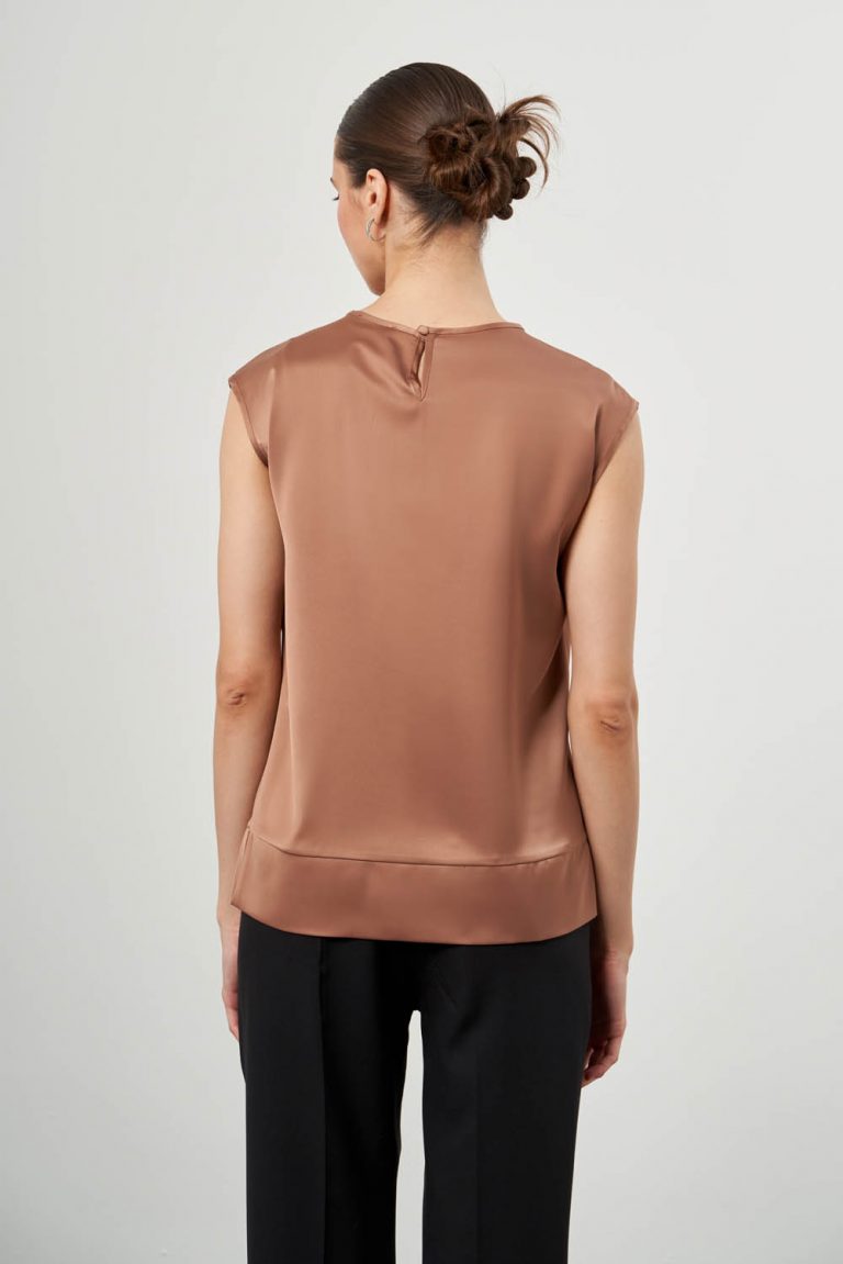 Mizalle Kolsuz Yuvarlak Yaka Bej Rengi Saten Dökümlü Bluz - Mizalle