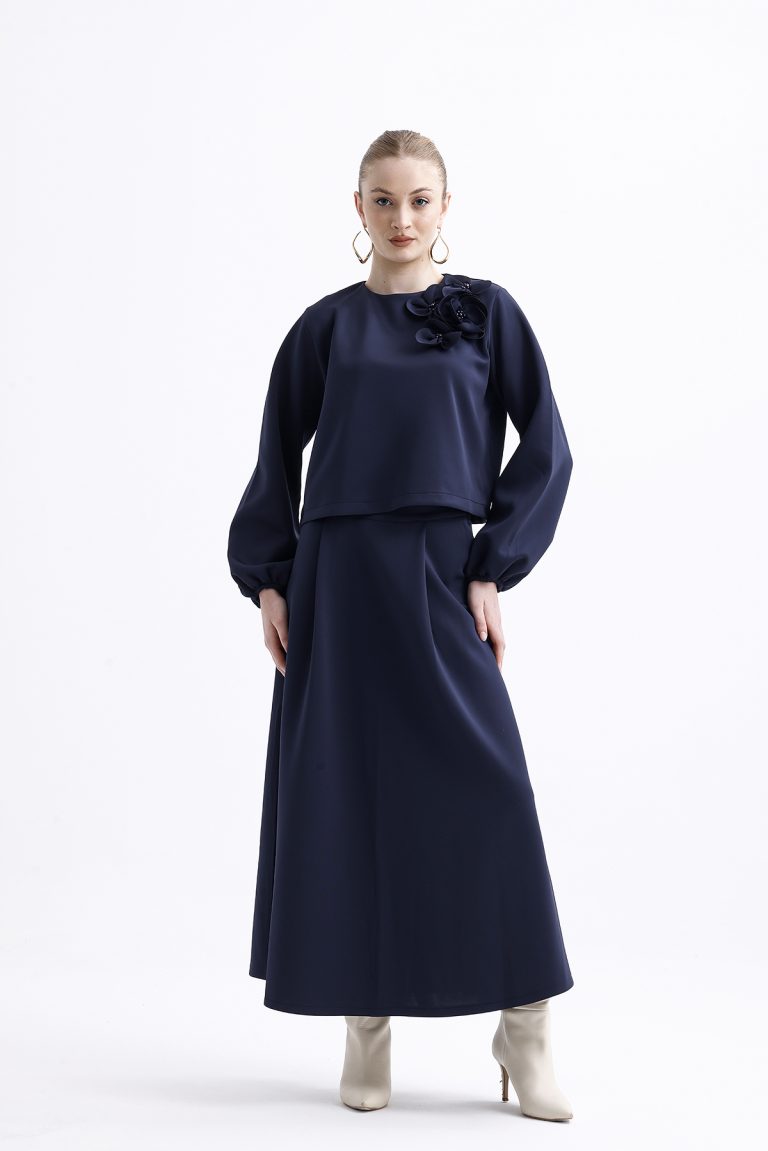 Mizalle Çiçek Detaylı Lacivert Scuba Kumaş Uzun Kollu Bluz - Mizalle