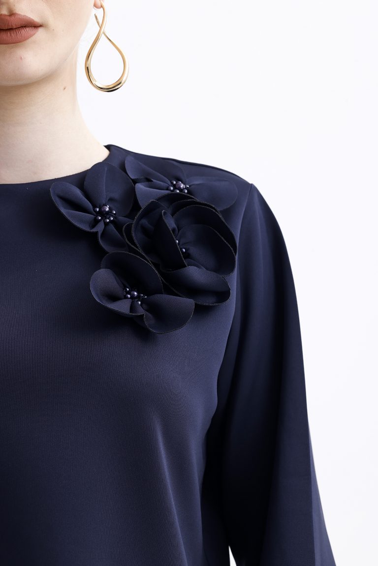 Mizalle Çiçek Detaylı Lacivert Scuba Kumaş Uzun Kollu Bluz - Mizalle