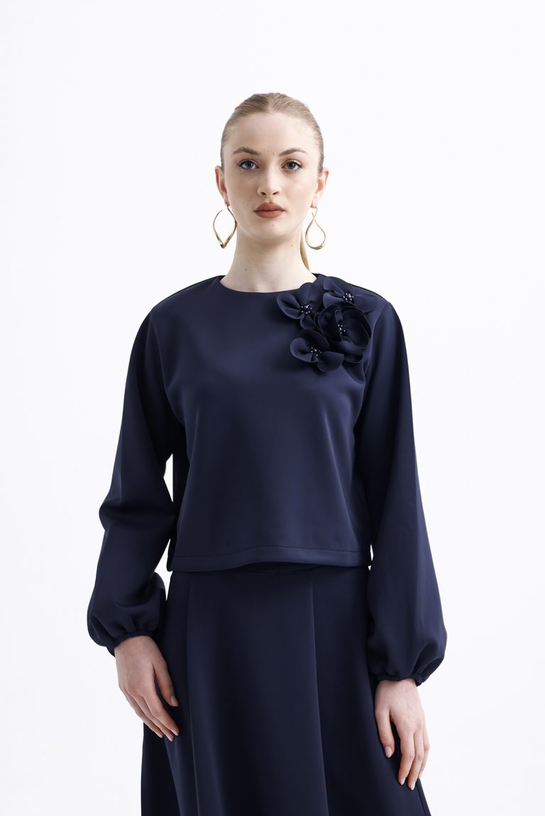 Mizalle Çiçek Detaylı Lacivert Scuba Kumaş Uzun Kollu Bluz - Mizalle