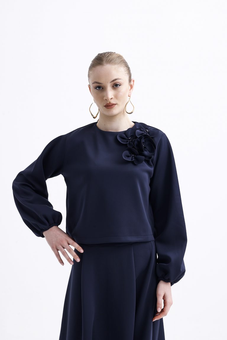 Mizalle Çiçek Detaylı Lacivert Scuba Kumaş Uzun Kollu Bluz - Mizalle