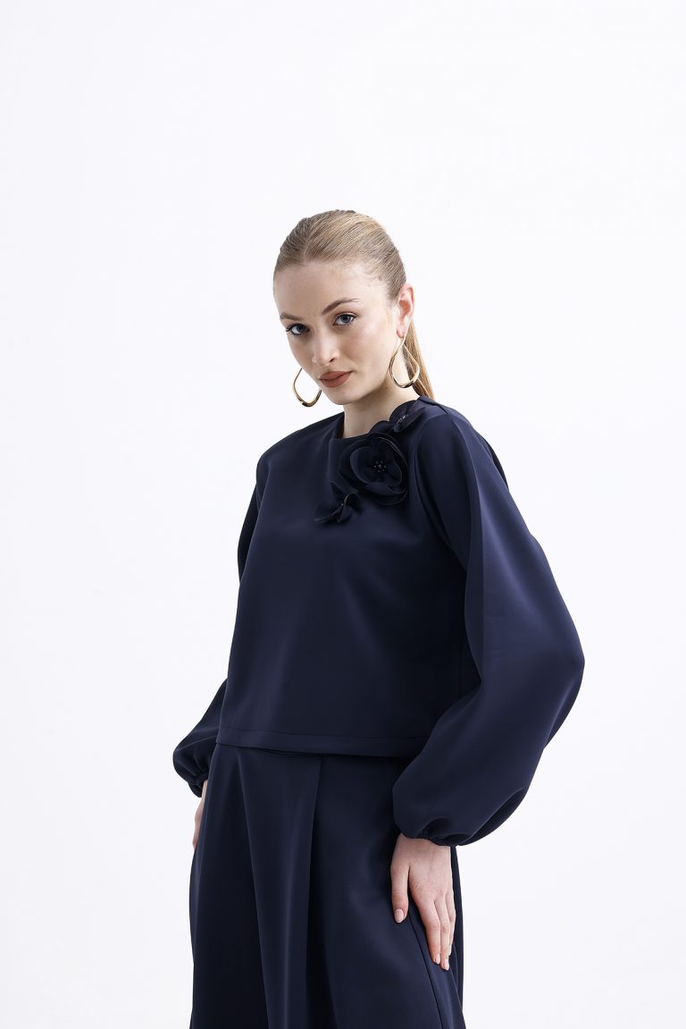 Mizalle Çiçek Detaylı Lacivert Scuba Kumaş Uzun Kollu Bluz - Mizalle