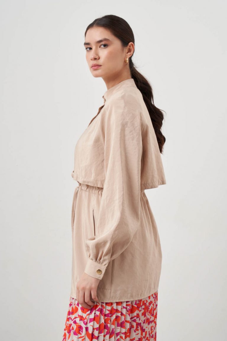 Mizalle Bej Rengi Hakim Yaka Beli Büzgülü Trençkot - Mizalle