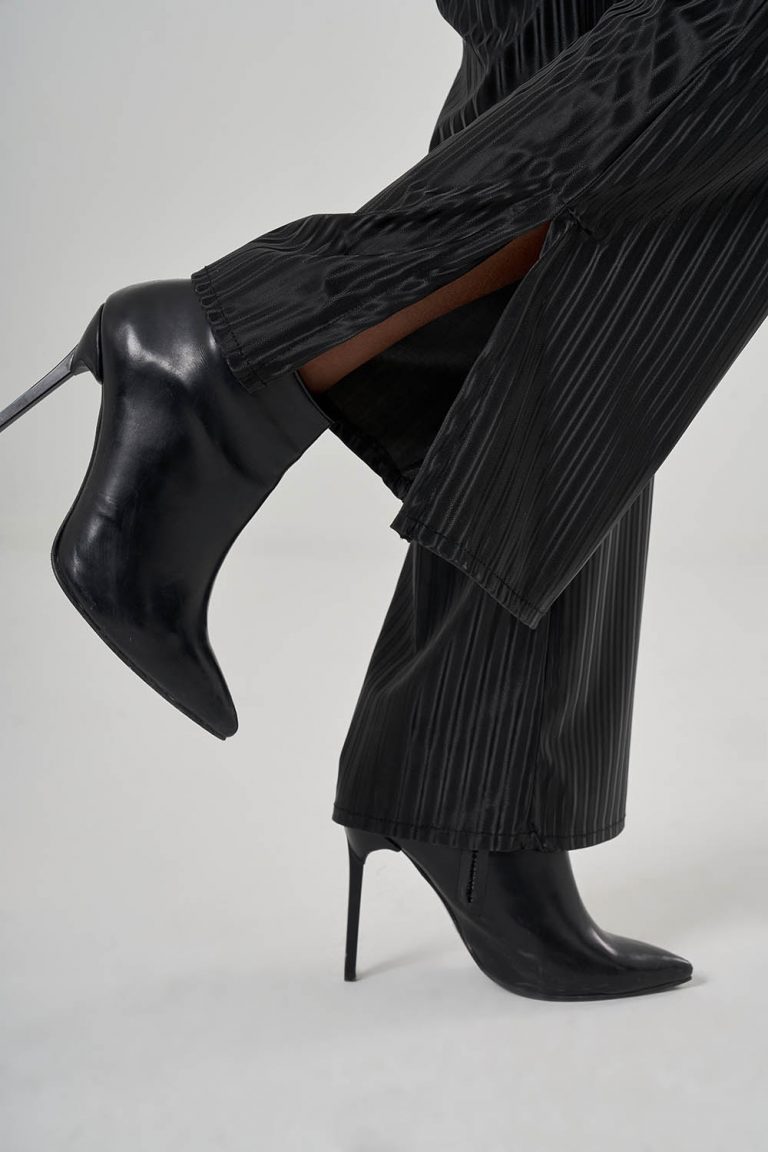 Mizalle Siyah Çizgili Deri Görünümlü Geniş Paça Pantolon - Mizalle