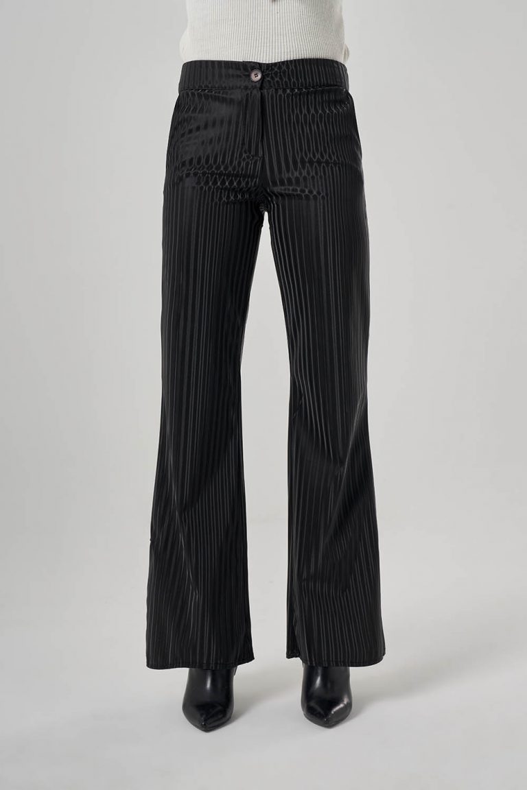 Mizalle Siyah Çizgili Deri Görünümlü Geniş Paça Pantolon - Mizalle