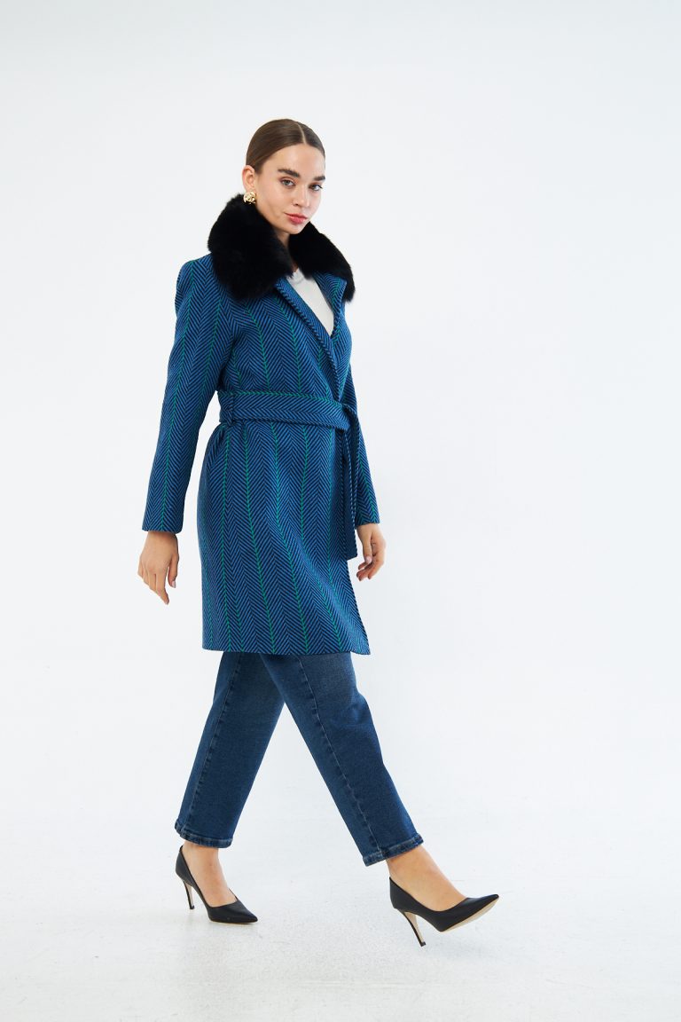 Mizalle Siyah Kürklü Mavi Çizgili Balıksırtı Dokuma Kaşe Dokulu Kaban - Mizalle