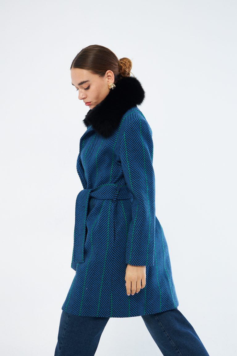 Mizalle Siyah Kürklü Mavi Çizgili Balıksırtı Dokuma Kaşe Dokulu Kaban - Mizalle