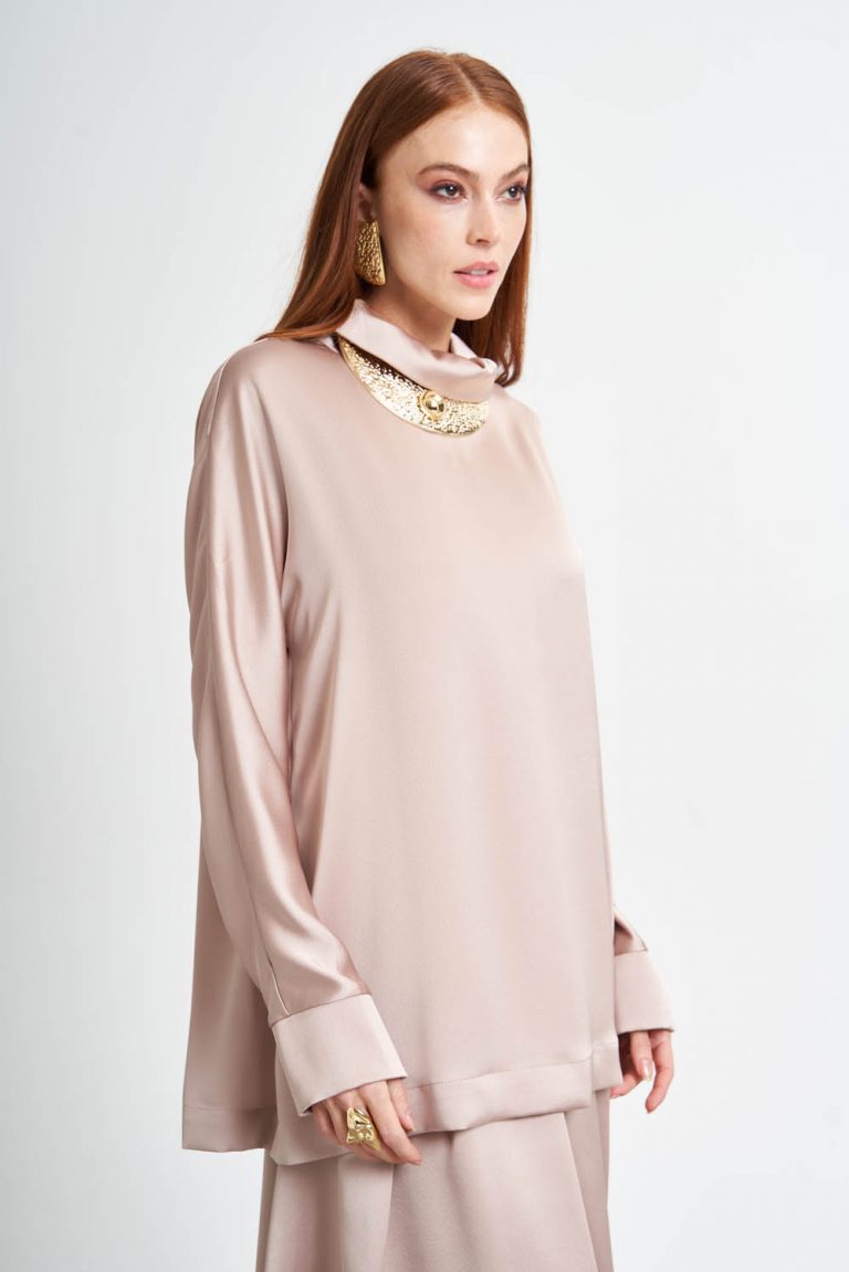 Mizalle Dik Degaje Yakalı Bej Rengi Saten Tunik - Mizalle