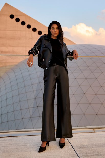 Mizalle Deri Görünümlü Geniş Paça Siyah Pantolon - Mizalle