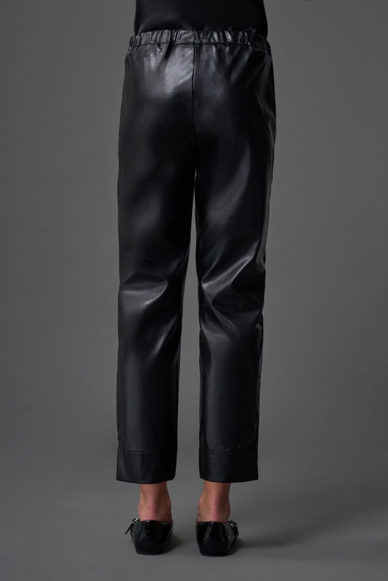 Mizalle Paça Detaylı Deri Görünümlü Siyah Pantolon - Mizalle