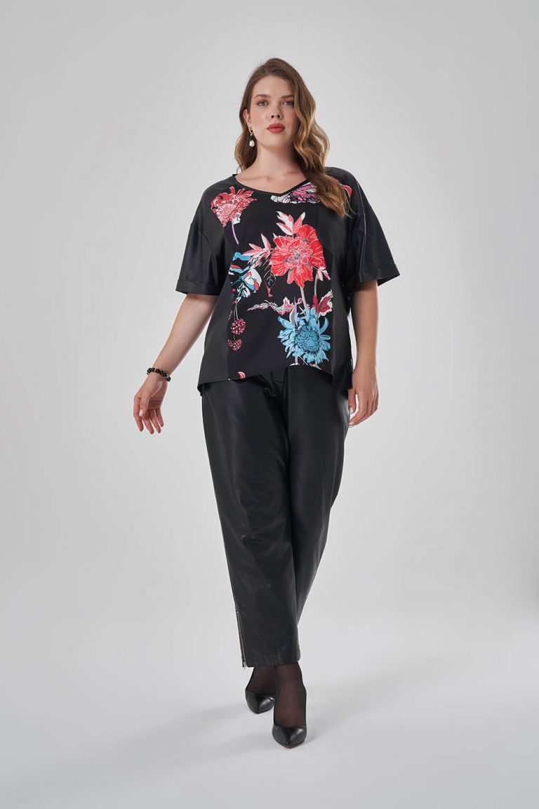 Mizalle Çiçek Desenli Deri Görünümlü V Yaka Siyah Tişört - Mizalle