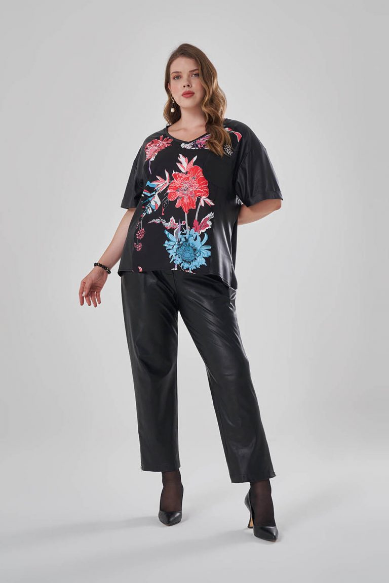 Mizalle Çiçek Desenli Deri Görünümlü V Yaka Siyah Tişört - Mizalle