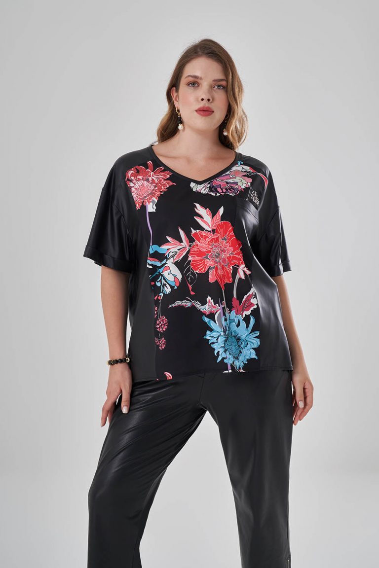 Mizalle Çiçek Desenli Deri Görünümlü V Yaka Siyah Tişört - Mizalle