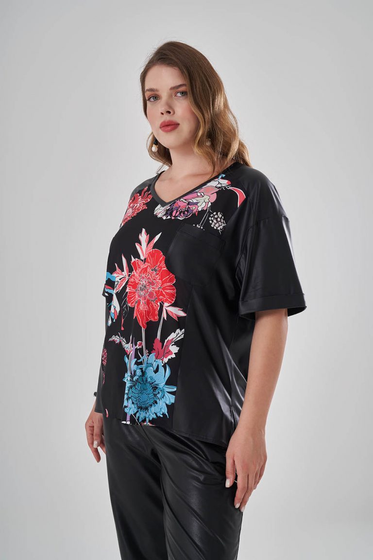 Mizalle Çiçek Desenli Deri Görünümlü V Yaka Siyah Tişört - Mizalle
