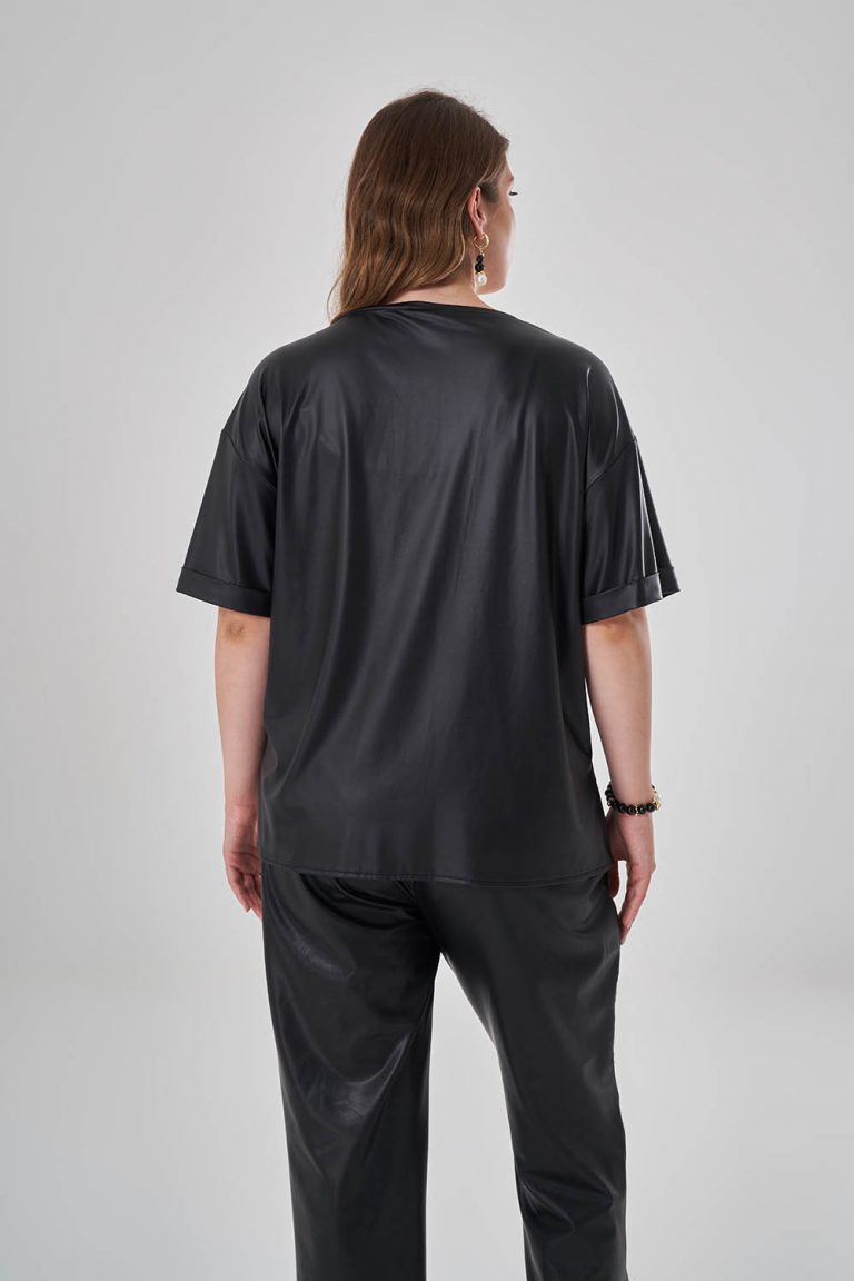 Mizalle Çiçek Desenli Deri Görünümlü V Yaka Siyah Tişört - Mizalle