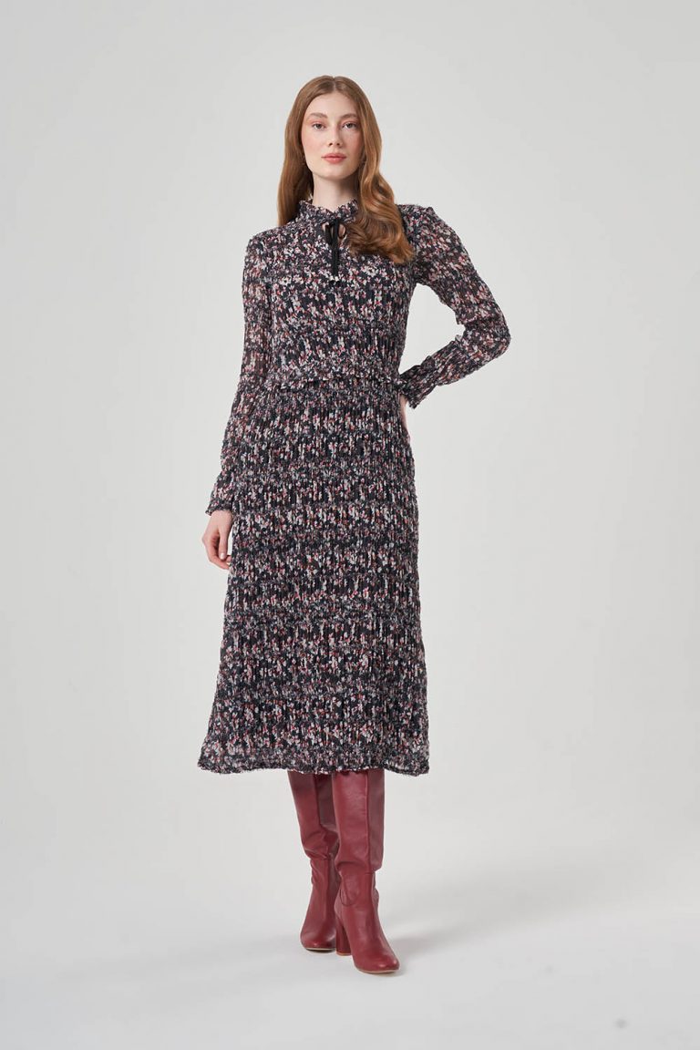 Mizalle Siyah Çiçek Desenli İnce Büzgülü Midi Elbise - Mizalle