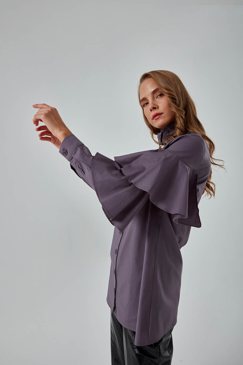 Mizalle Dik Yaka Çift Volanlı Kol Detaylı Gri Rahat Kesim Gömlek Mizalle Dik Yaka Çift Volanlı Kol Detaylı Gri Rahat Kesim Gömlek