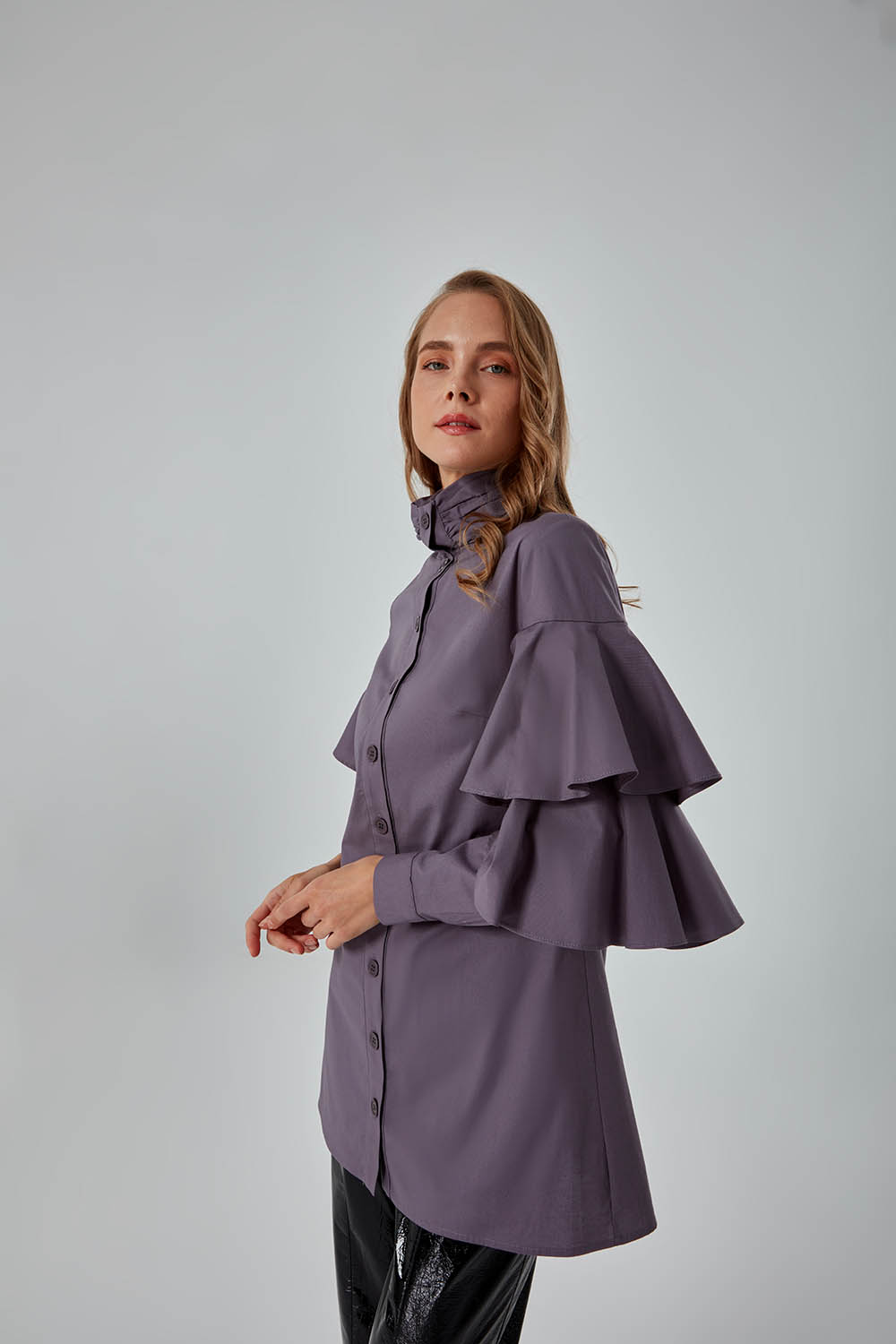 Mizalle Dik Yaka Çift Volanlı Kol Detaylı Gri Rahat Kesim Gömlek Mizalle Dik Yaka Çift Volanlı Kol Detaylı Gri Rahat Kesim Gömlek