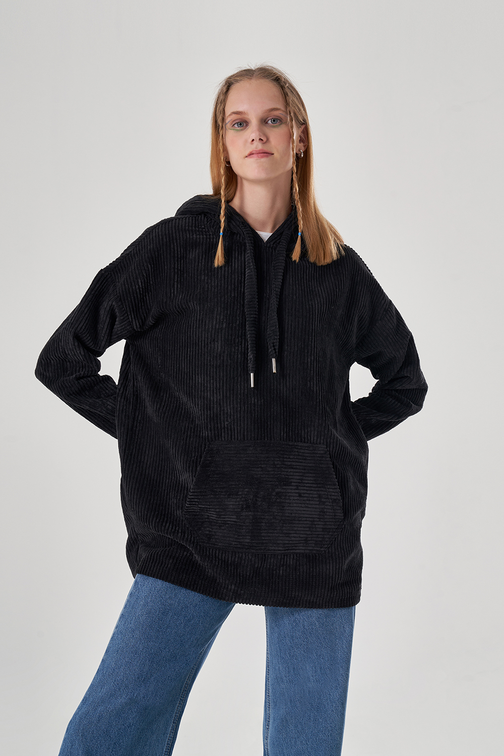 Mizalle Siyah Kanguru Cepli Fitilli Kadife Sweatshirt - Mizalle