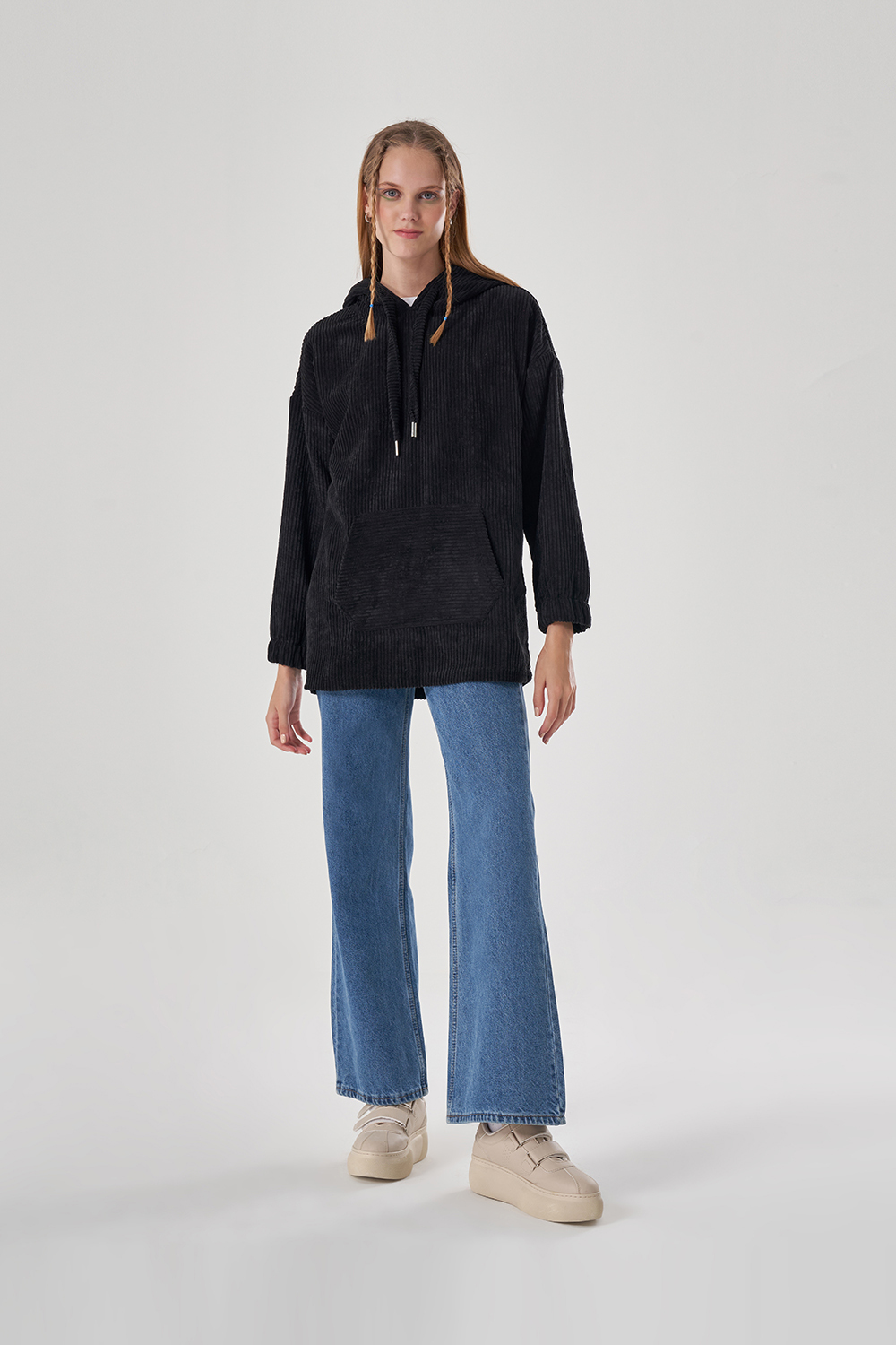 Mizalle Siyah Kanguru Cepli Fitilli Kadife Sweatshirt - 3