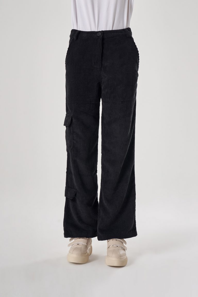 Mizalle Yandan Cepli Siyah İnce Fitilli Kadife Pantolon - Mizalle