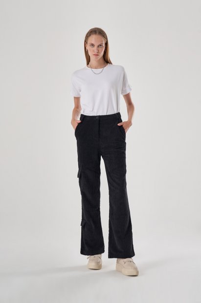 Mizalle Yandan Cepli Siyah İnce Fitilli Kadife Pantolon - Mizalle