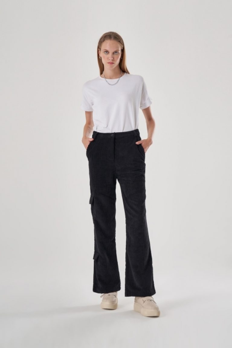 Mizalle Yandan Cepli Siyah İnce Fitilli Kadife Pantolon - Mizalle